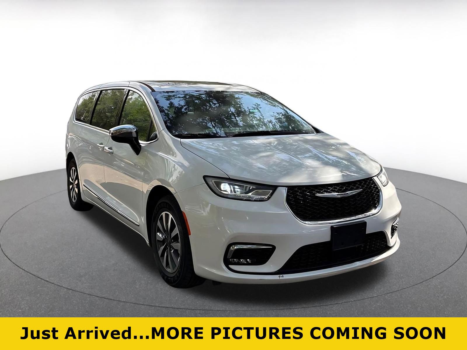 Used 2023 Chrysler Pacifica Limited FWD image 1