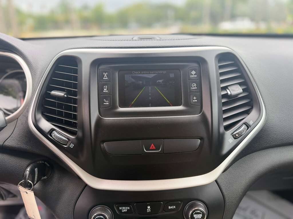 Used 2016 Jeep Cherokee Latitude FWD image 19