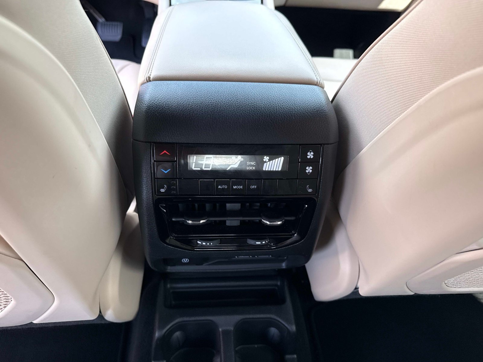 Used 2024 Jeep Grand Cherokee L Limited w/ Black Appearance Package AWD/4WD image 18