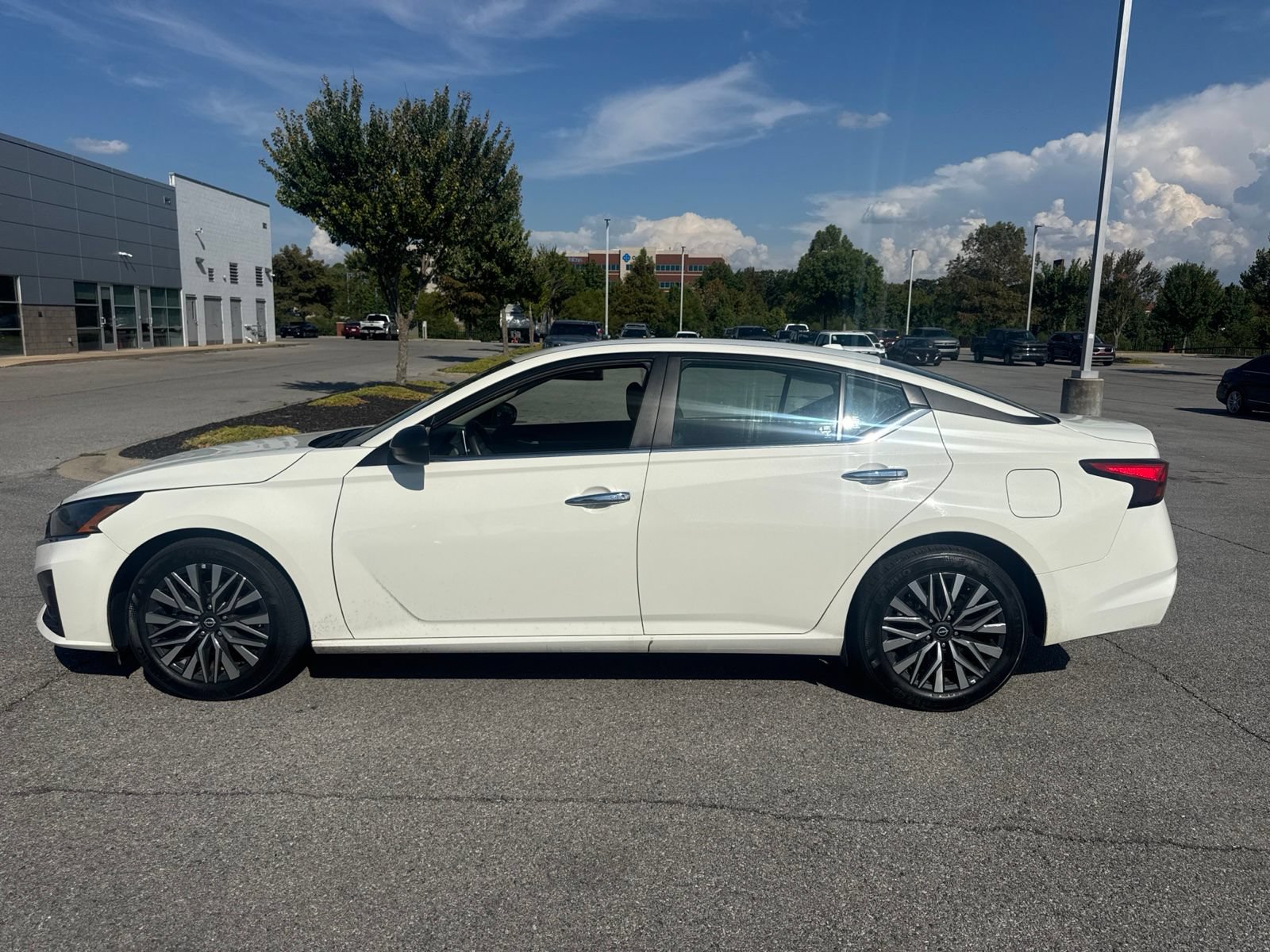 Used 2025 Nissan Altima 2.5 SV FWD image 8