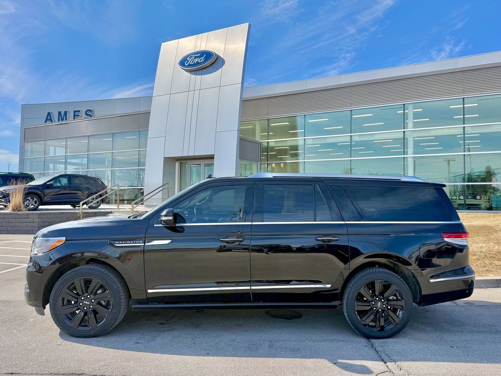 Used 2022 Lincoln Navigator L Reserve image 2