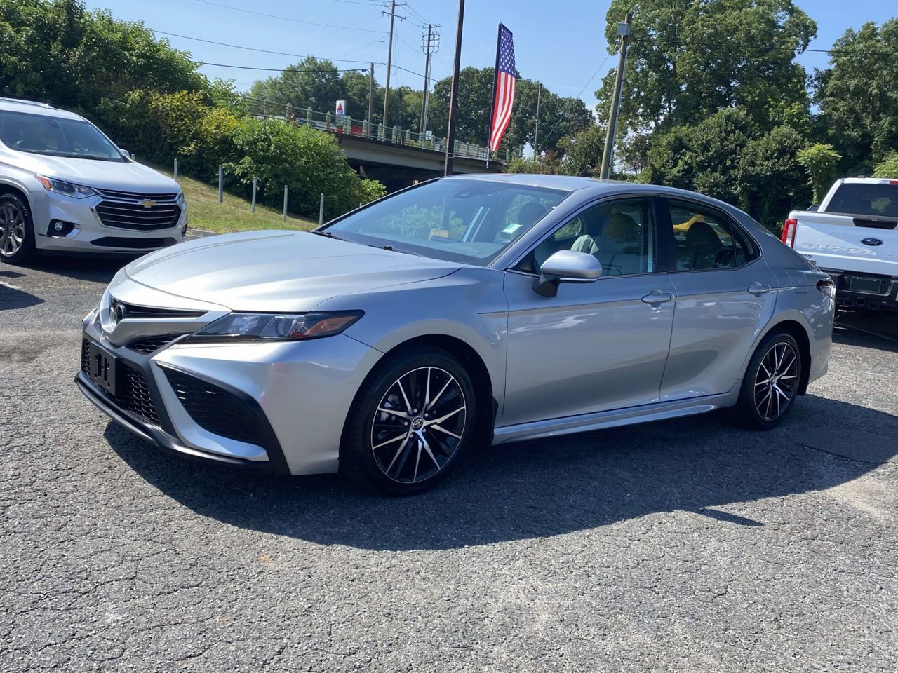 Used 2024 Toyota Camry SE FWD image 3