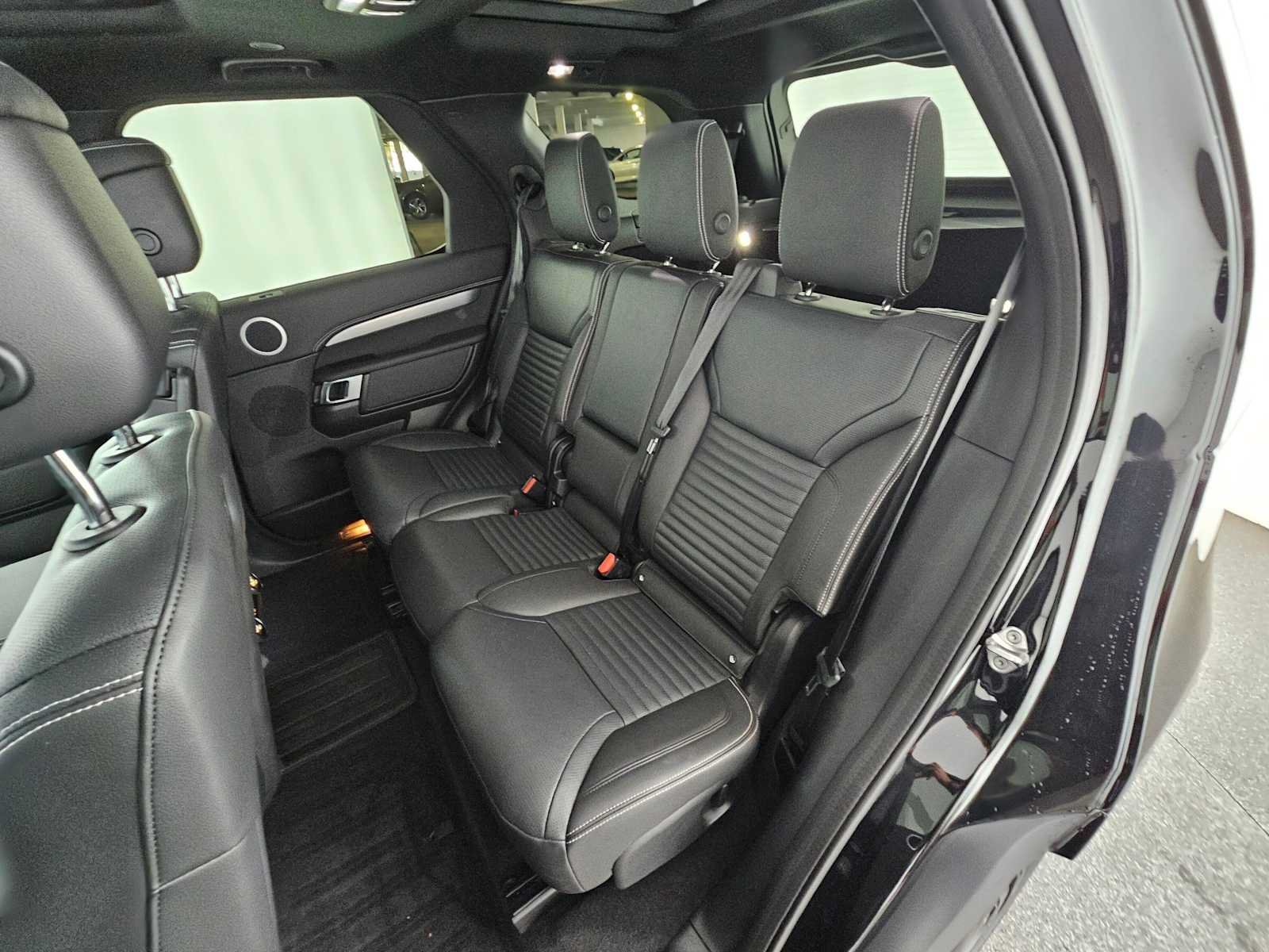 Used 2025 Land Rover Discovery Dynamic SE AWD/4WD image 17