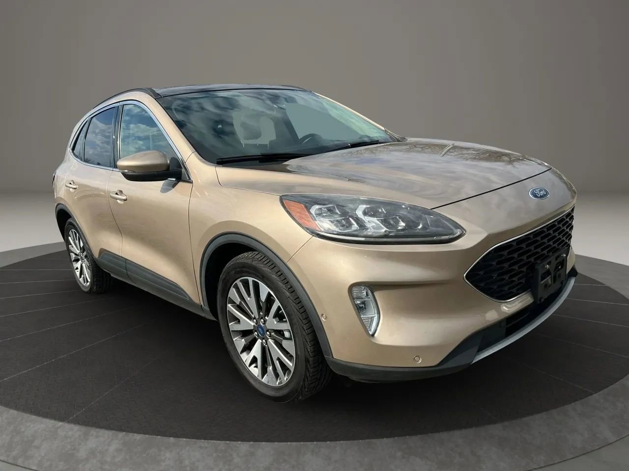 Used 2020 Ford Escape Titanium w/ Titanium Premium Package 2.0 image 3