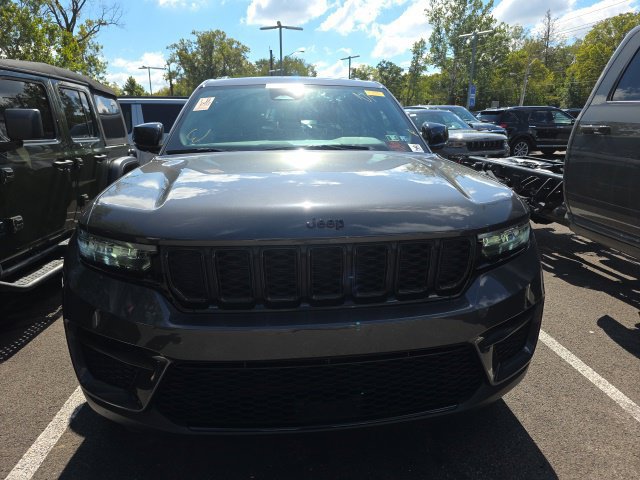 Used 2024 Jeep Grand Cherokee Altitude AWD/4WD image 2