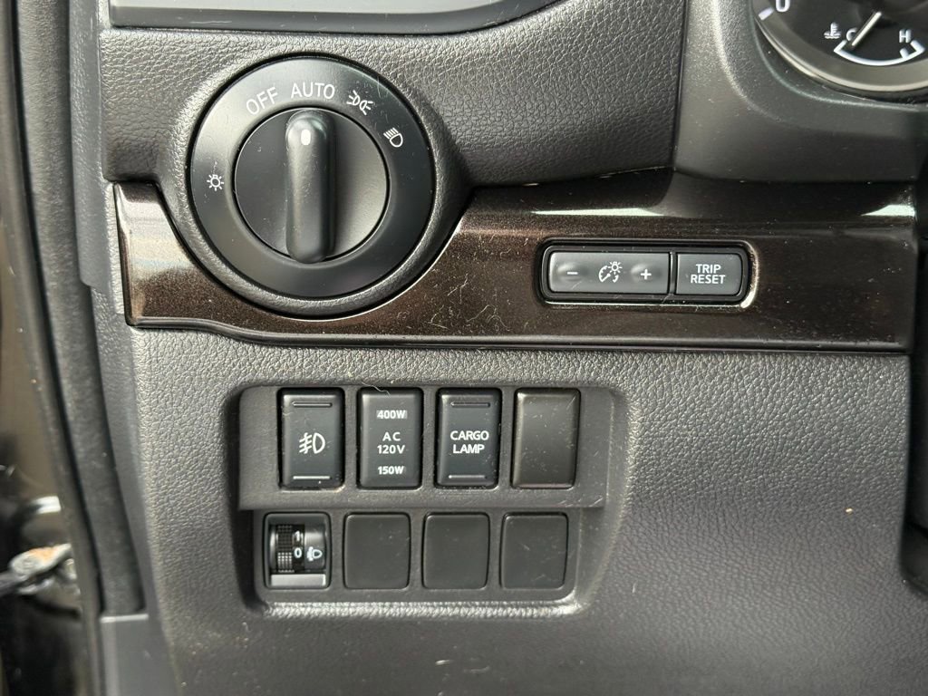 Used 2018 Nissan Titan SV w/ SV Convenience Package image 19