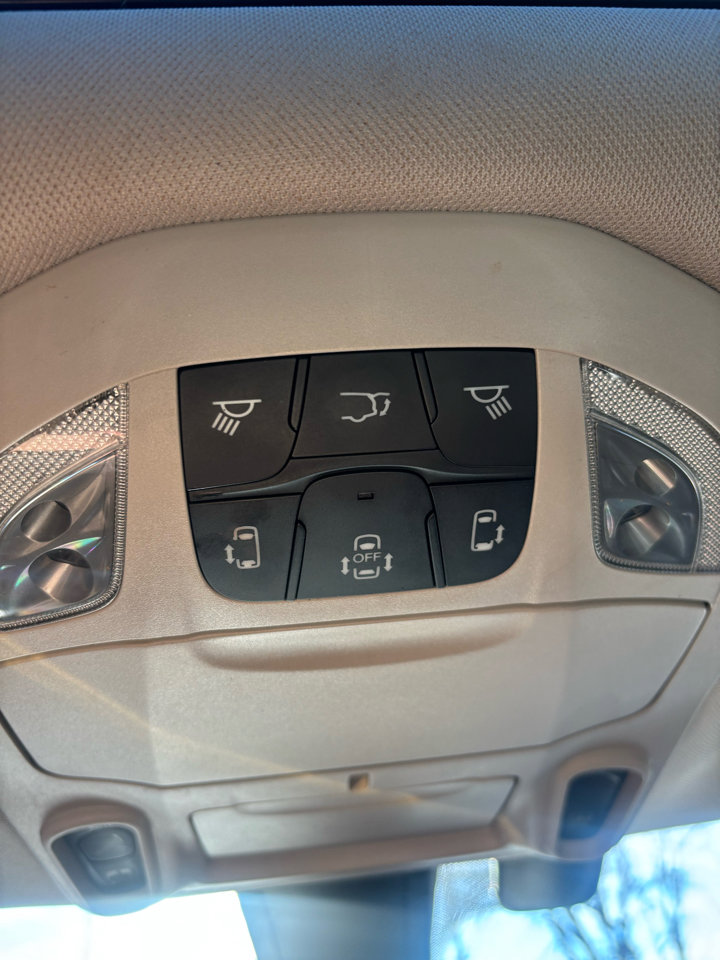 Used 2018 Chrysler Pacifica Limited image 17