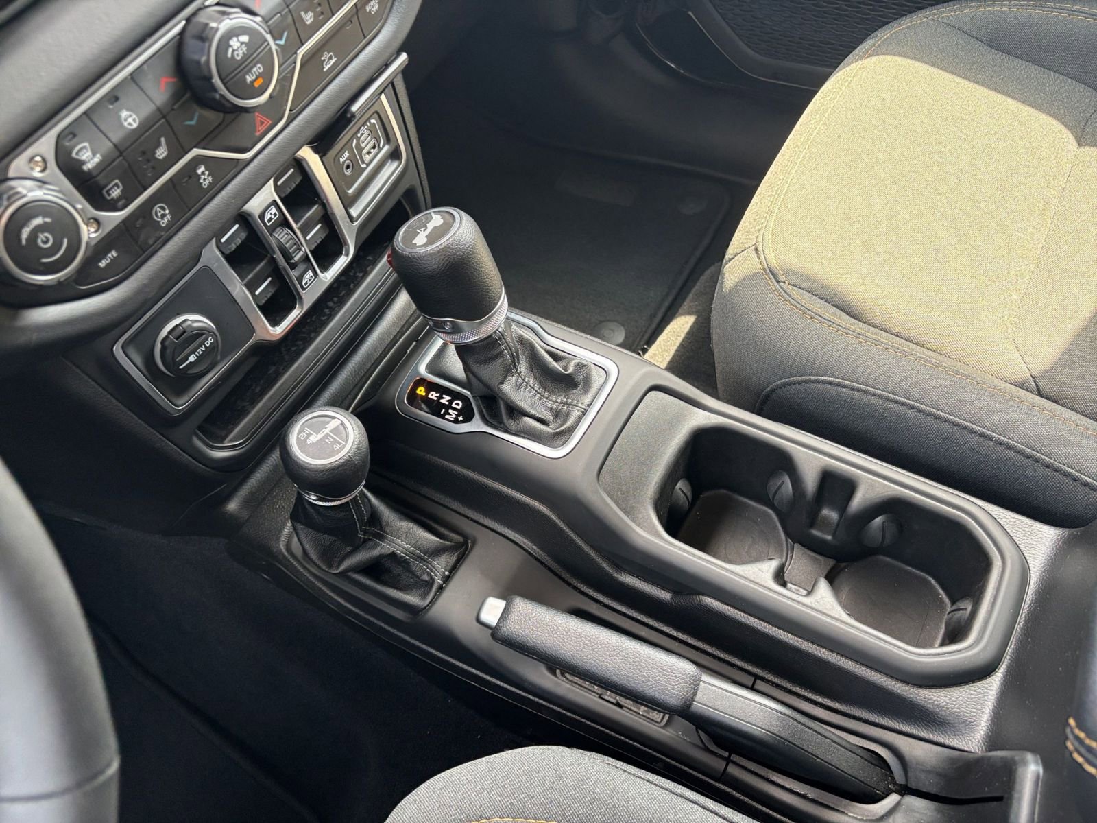 Used 2025 Jeep Wrangler Sahara image 39