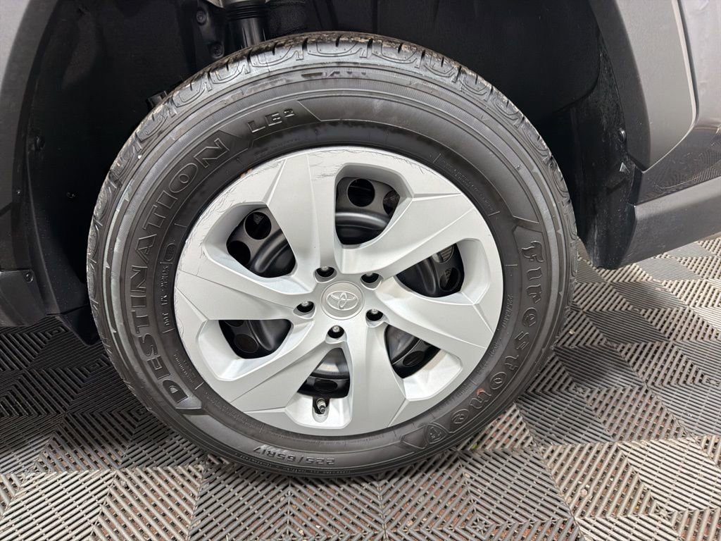 Used 2024 Toyota RAV4 LE image 31