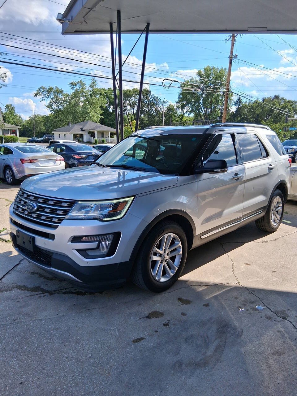 Used 2017 Ford Explorer XLT w/ Equipment Group 202A FWD image 3