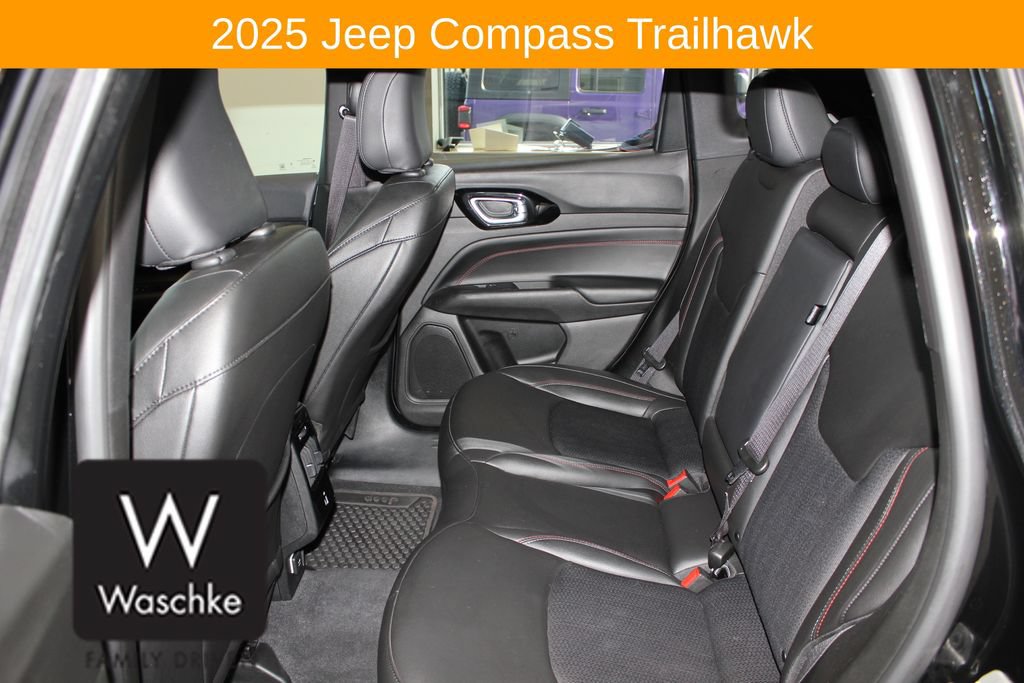 Used 2025 Jeep Compass Trailhawk w/ Trailhawk Convenience Group AWD/4WD image 17