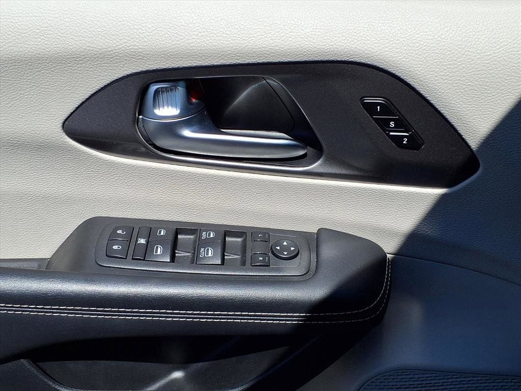 Used 2023 Chrysler Pacifica Touring-L FWD image 24