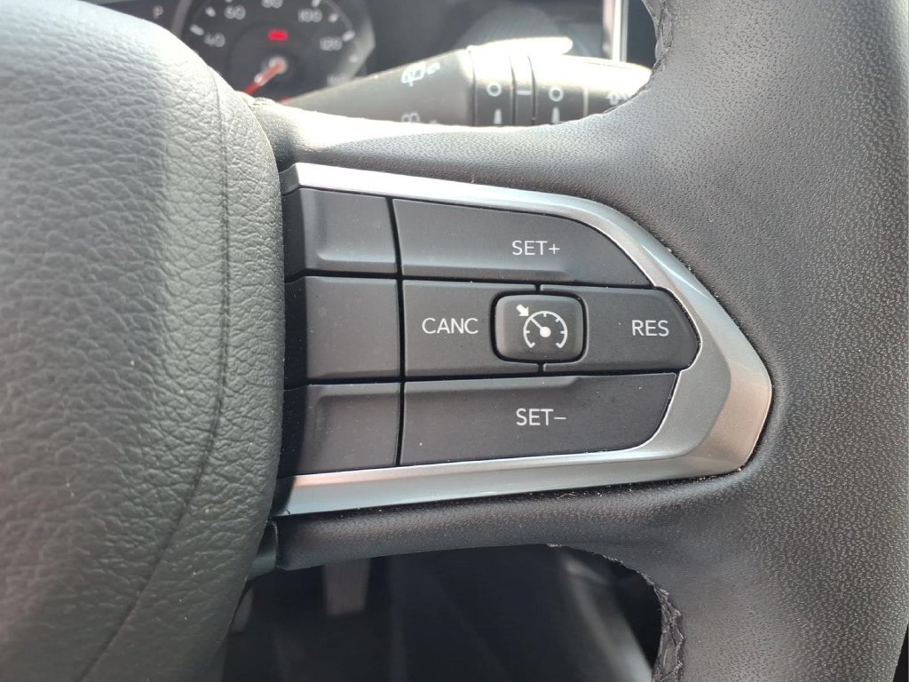 Used 2025 Jeep Compass Latitude w/ Convenience Group AWD/4WD image 17