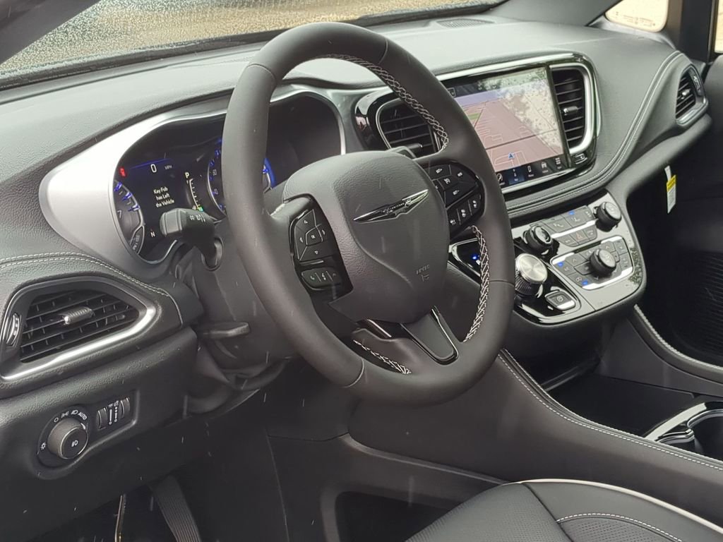 New 2026 Chrysler Pacifica Limited w/ S Appearance Package image 2
