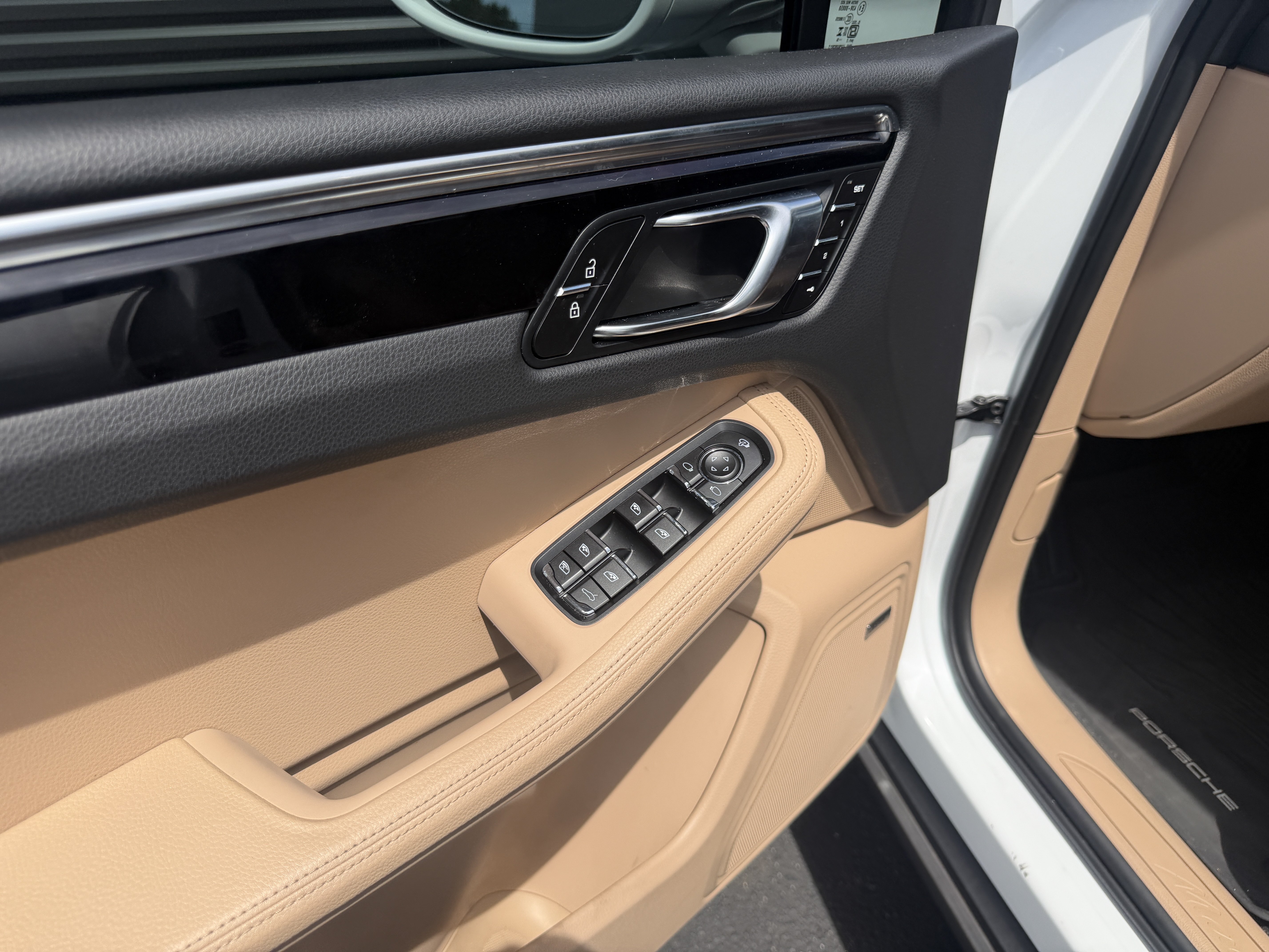 Certified 2024 Porsche Macan AWD/4WD image 24