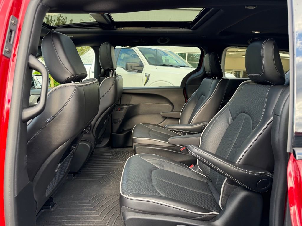 Used 2025 Chrysler Pacifica Premium FWD image 16
