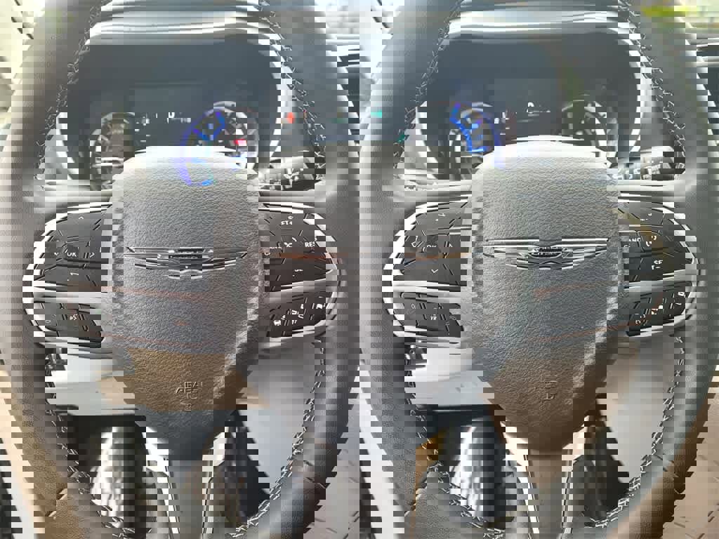 Used 2023 Chrysler Pacifica Touring-L image 21