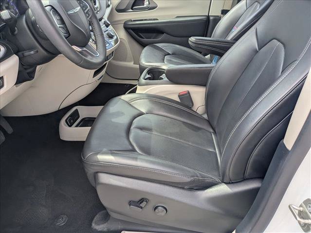 Used 2023 Chrysler Pacifica Touring-L FWD image 15
