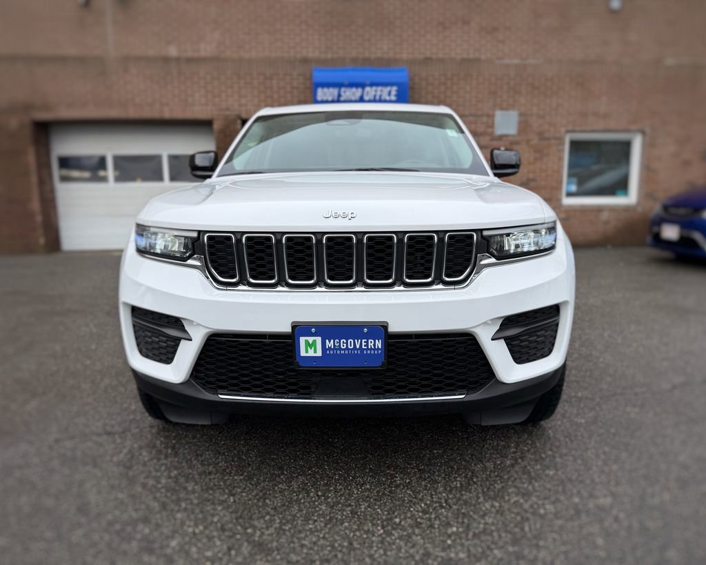 Used 2023 Jeep Grand Cherokee Laredo image 2