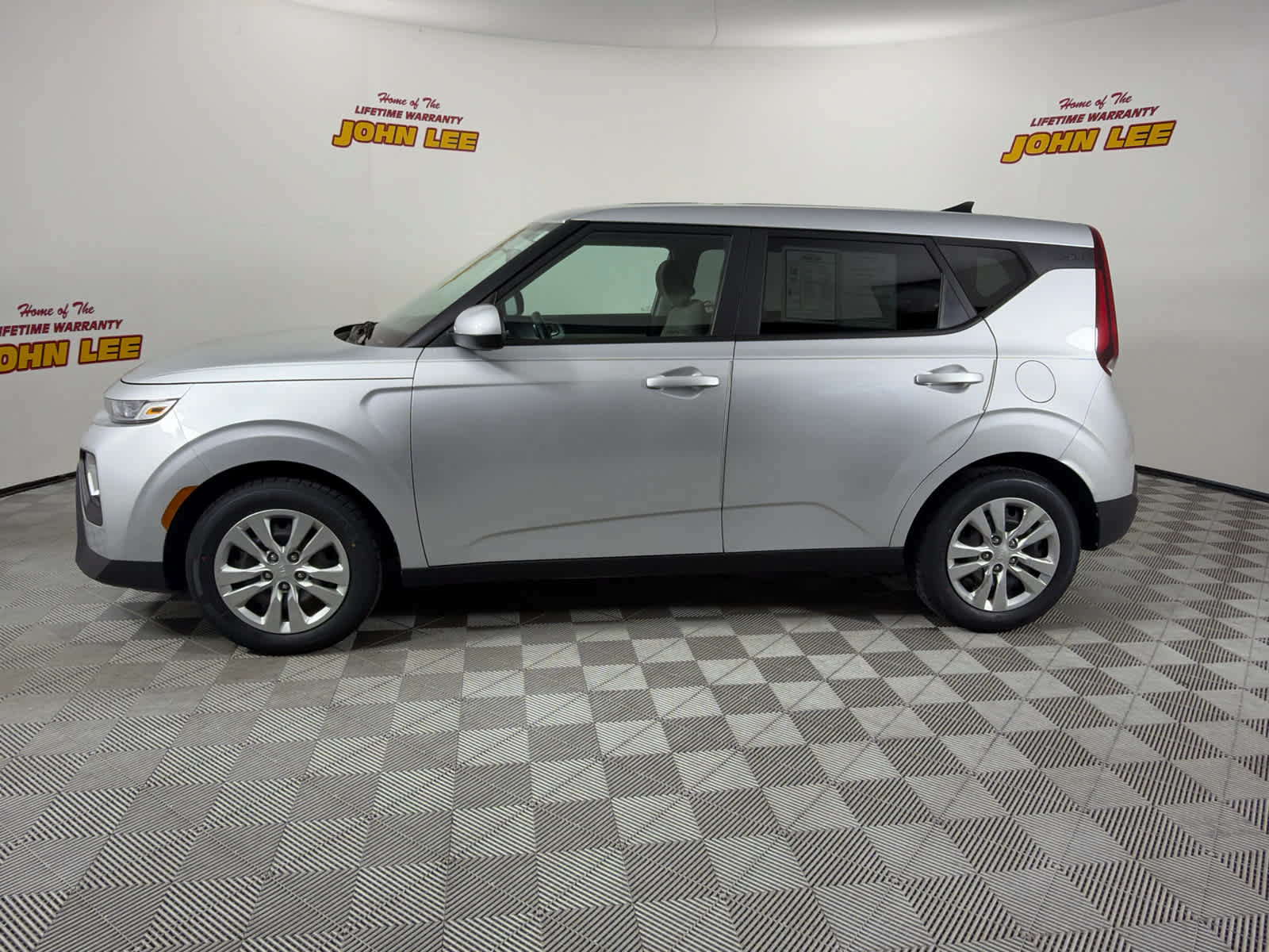 Used 2021 Kia Soul LX FWD image 2