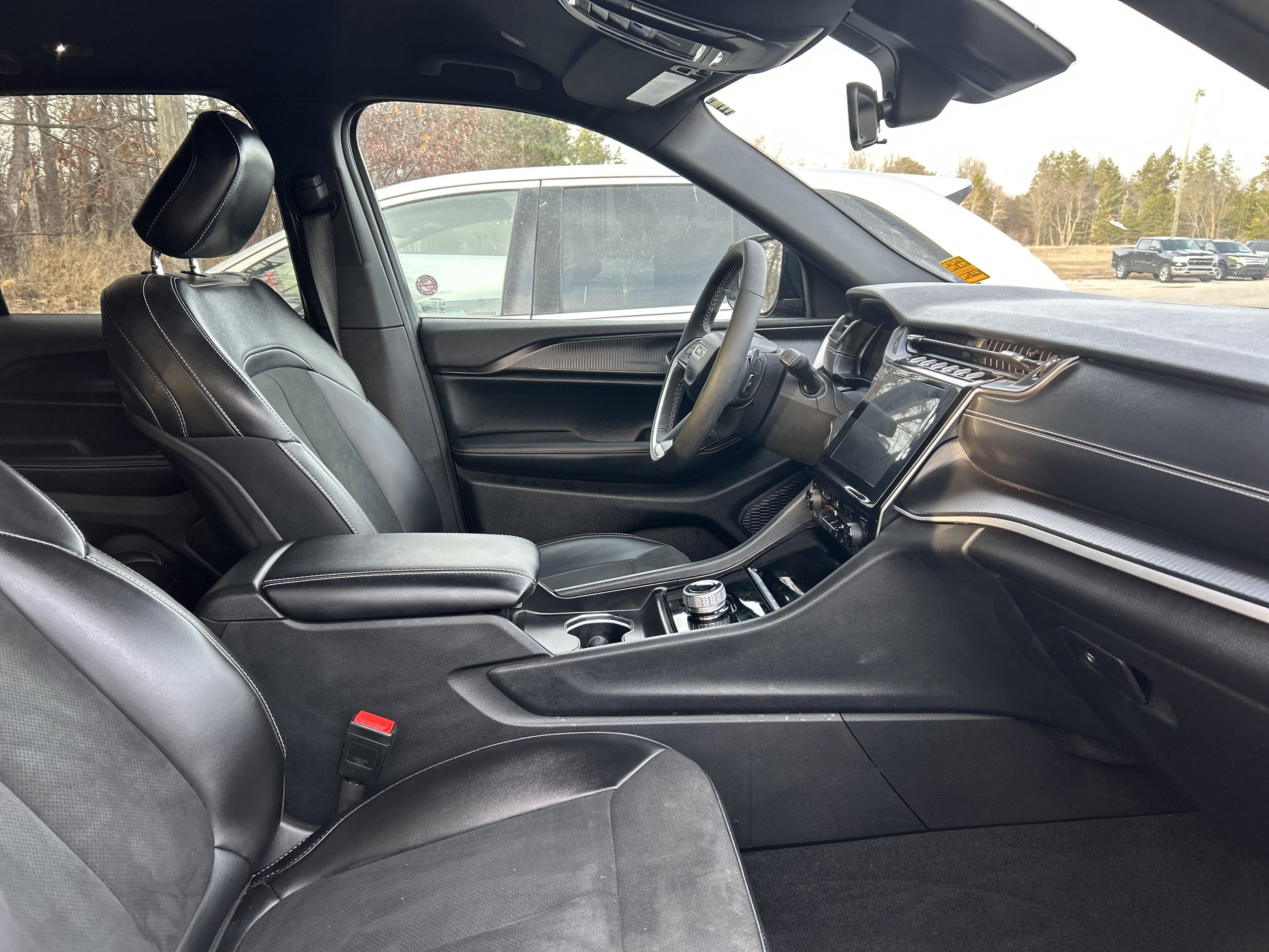 Used 2025 Jeep Grand Cherokee Altitude image 7