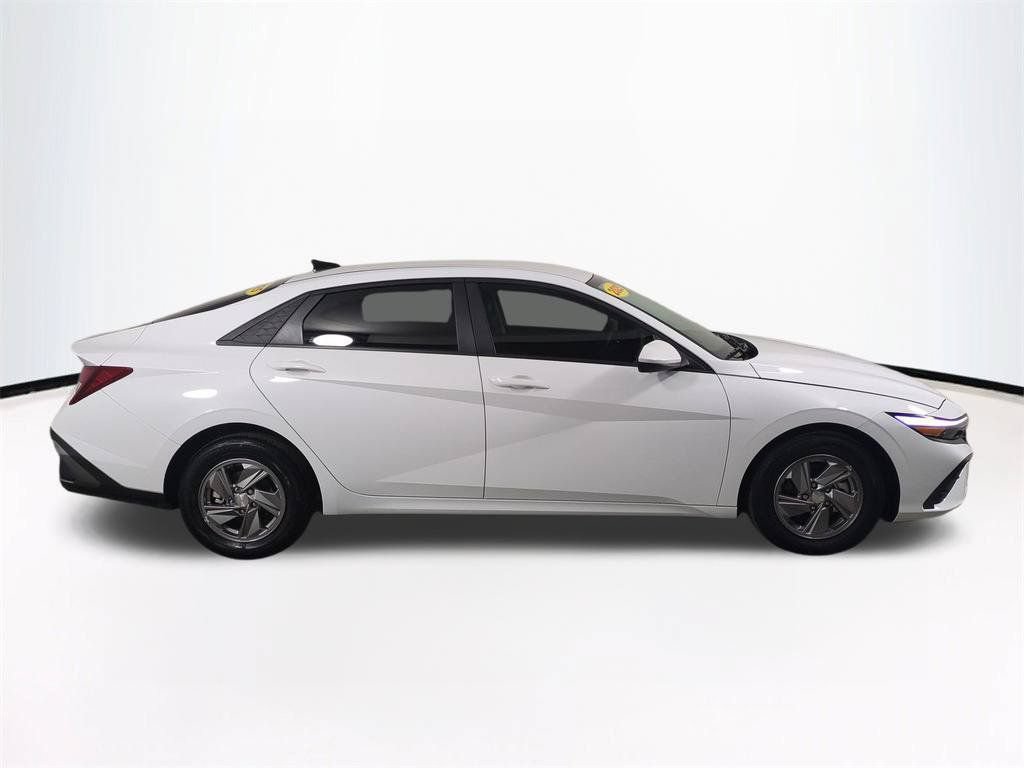 Used 2025 Hyundai Elantra SE FWD image 4