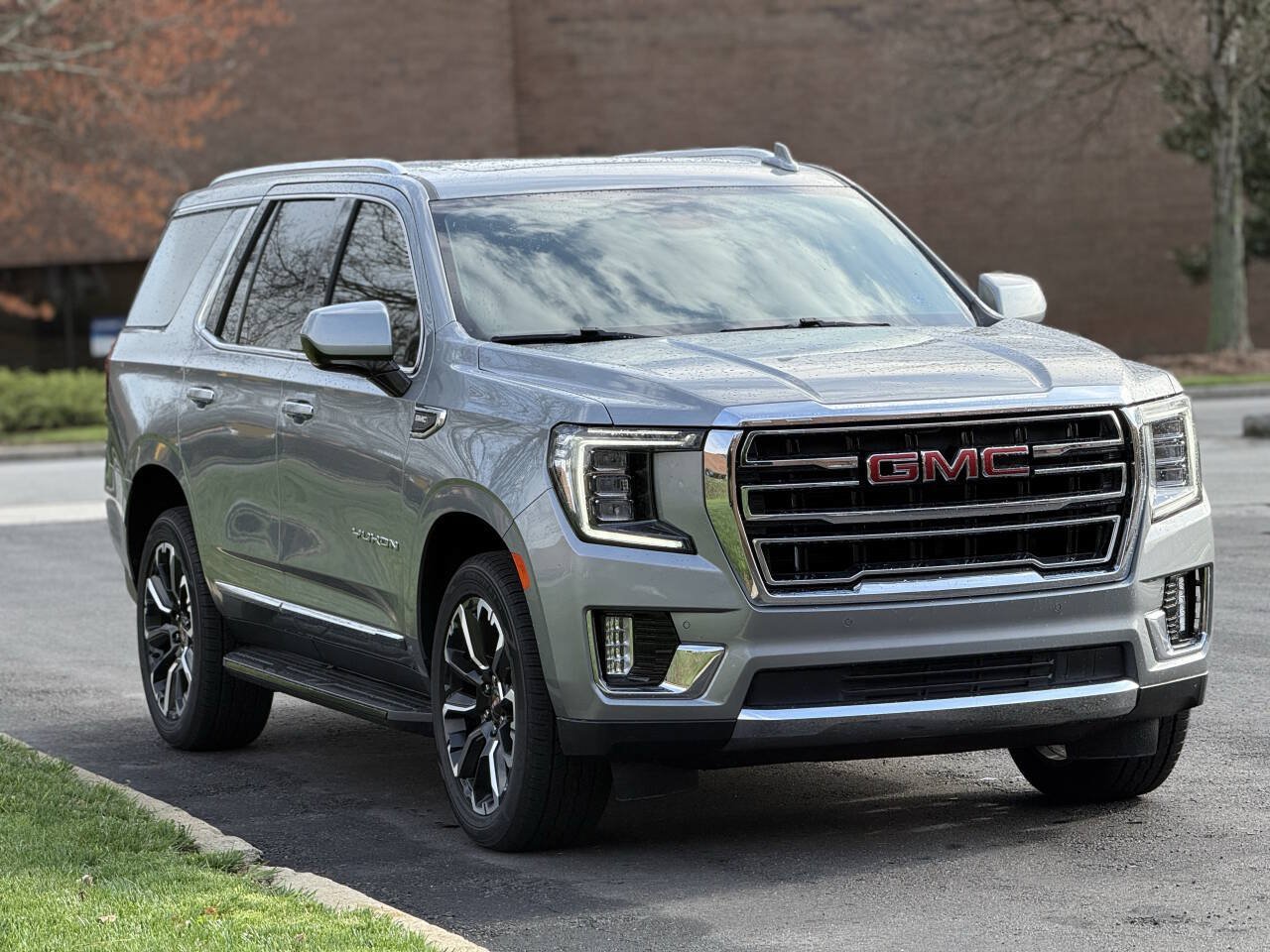 Used 2023 GMC Yukon SLT AWD/4WD image 3