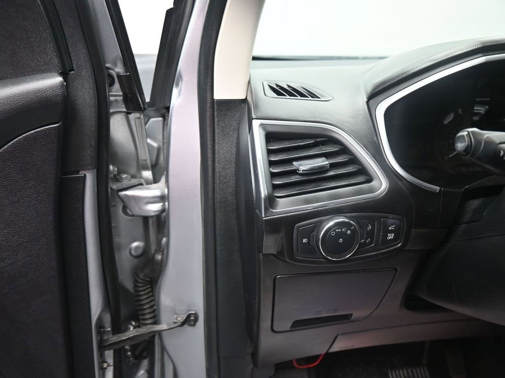 Used 2020 Ford Edge Titanium image 2