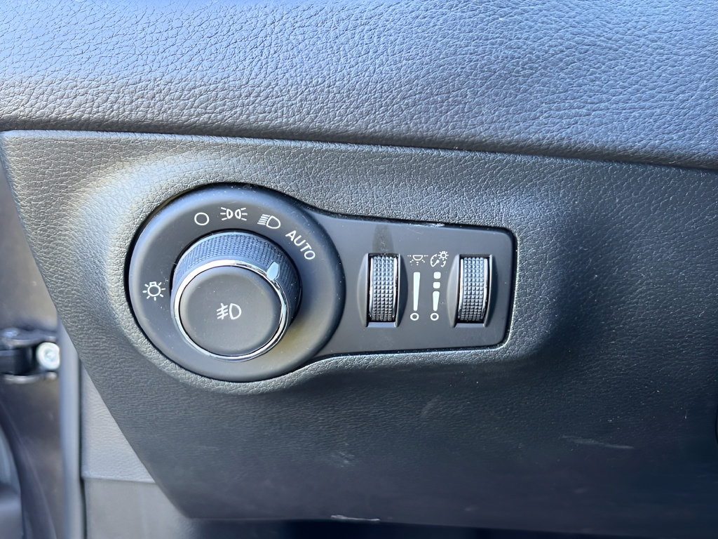 Used 2018 Jeep Compass Latitude w/ Safe & Security Group AWD/4WD image 19