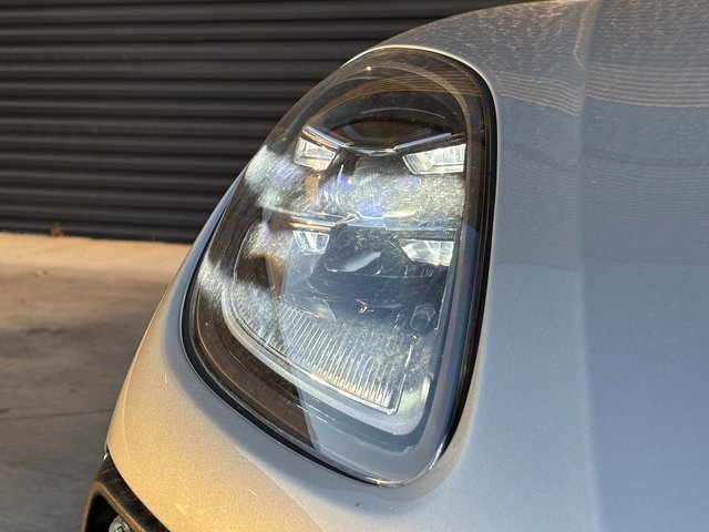 Certified 2025 Porsche Macan image 12