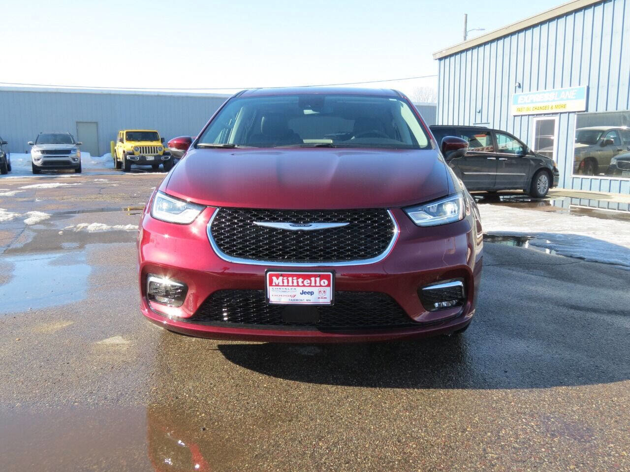 Used 2023 Chrysler Pacifica Touring-L image 4