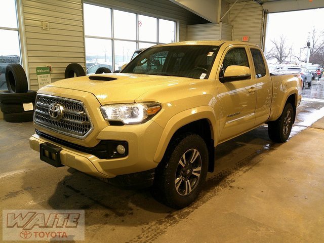 Used 2017 Toyota Tacoma TRD Sport image 7
