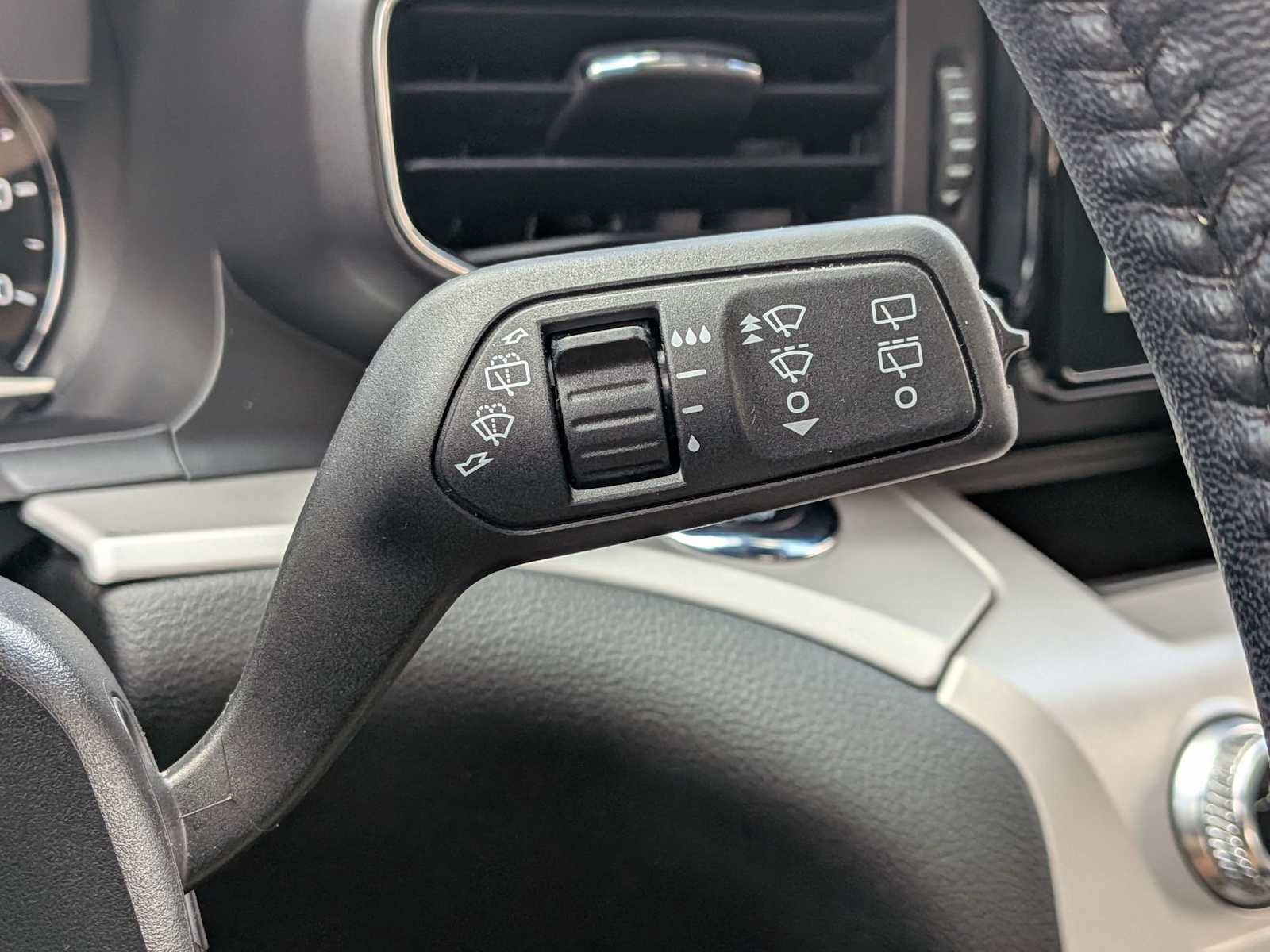 Used 2023 Ford Explorer XLT w/ Equipment Group 202A AWD/4WD image 26
