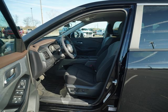 Used 2023 Nissan Rogue SV image 12