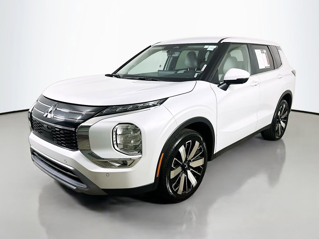 Used 2025 Mitsubishi Outlander SE FWD image 3