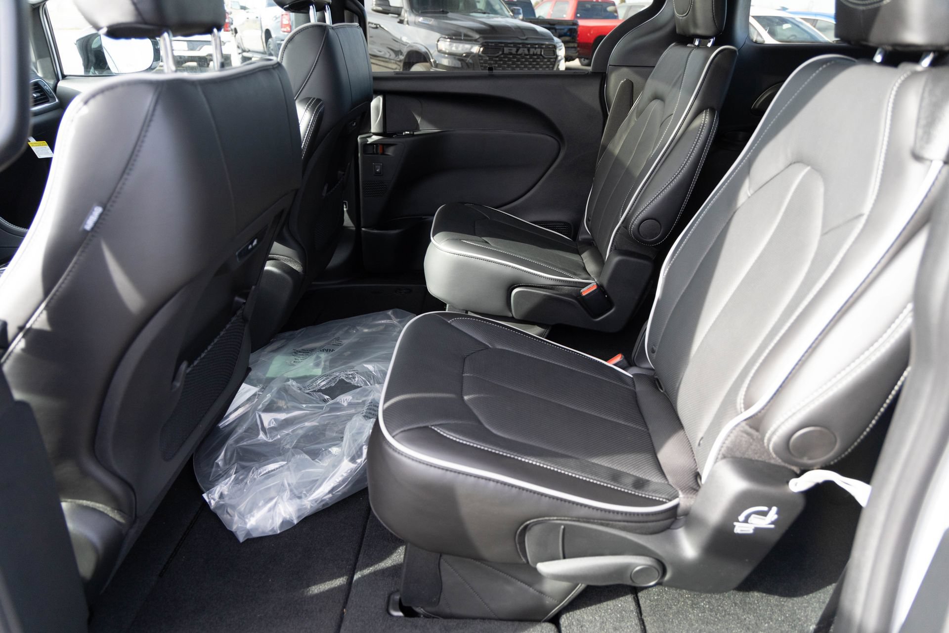 New 2026 Chrysler Pacifica Limited w/ S Appearance Package AWD/4WD image 11