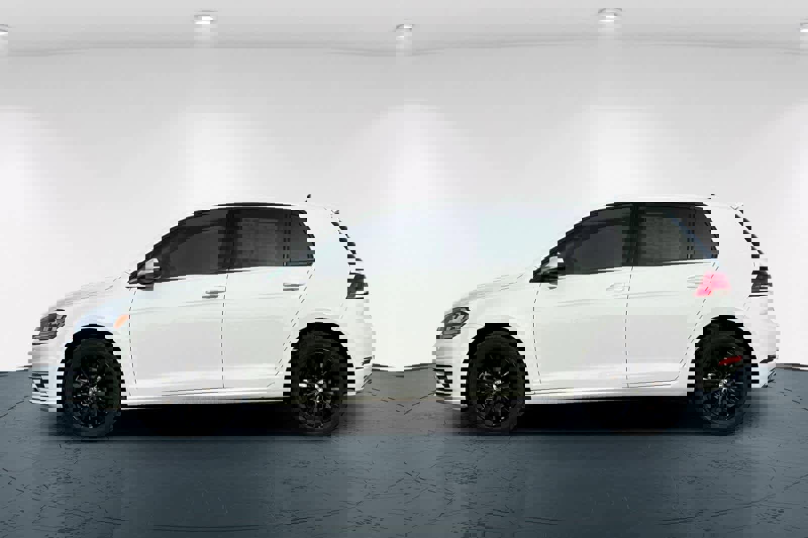 Used 2019 Volkswagen Golf SE image 9