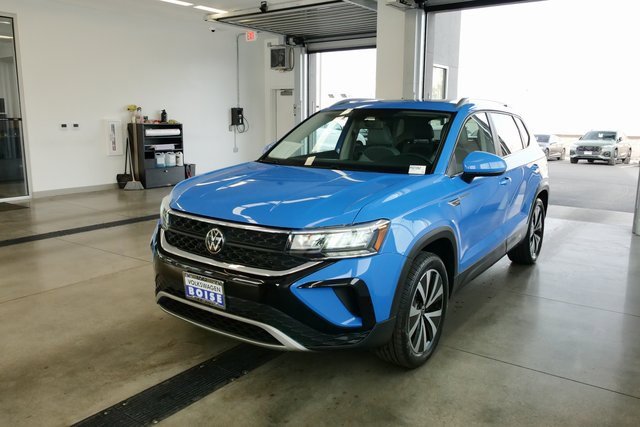 Used 2022 Volkswagen Taos SE w/ Panoramic Sunroof Package image 3