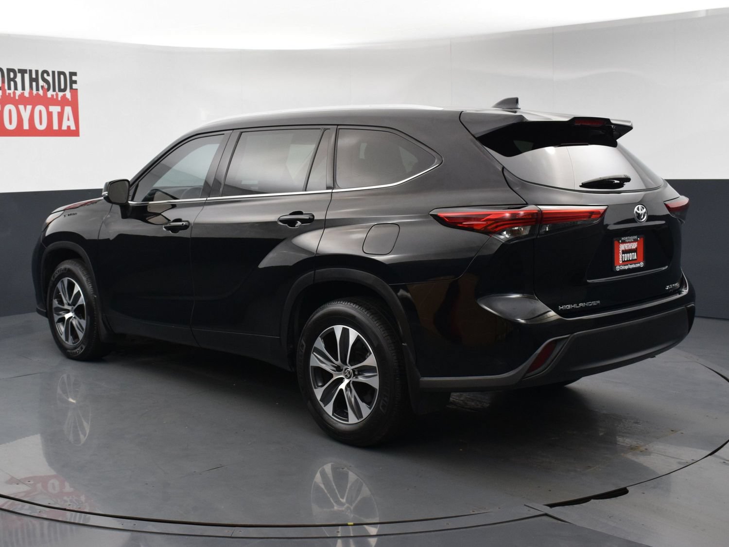 Used 2022 Toyota Highlander XLE AWD/4WD image 3