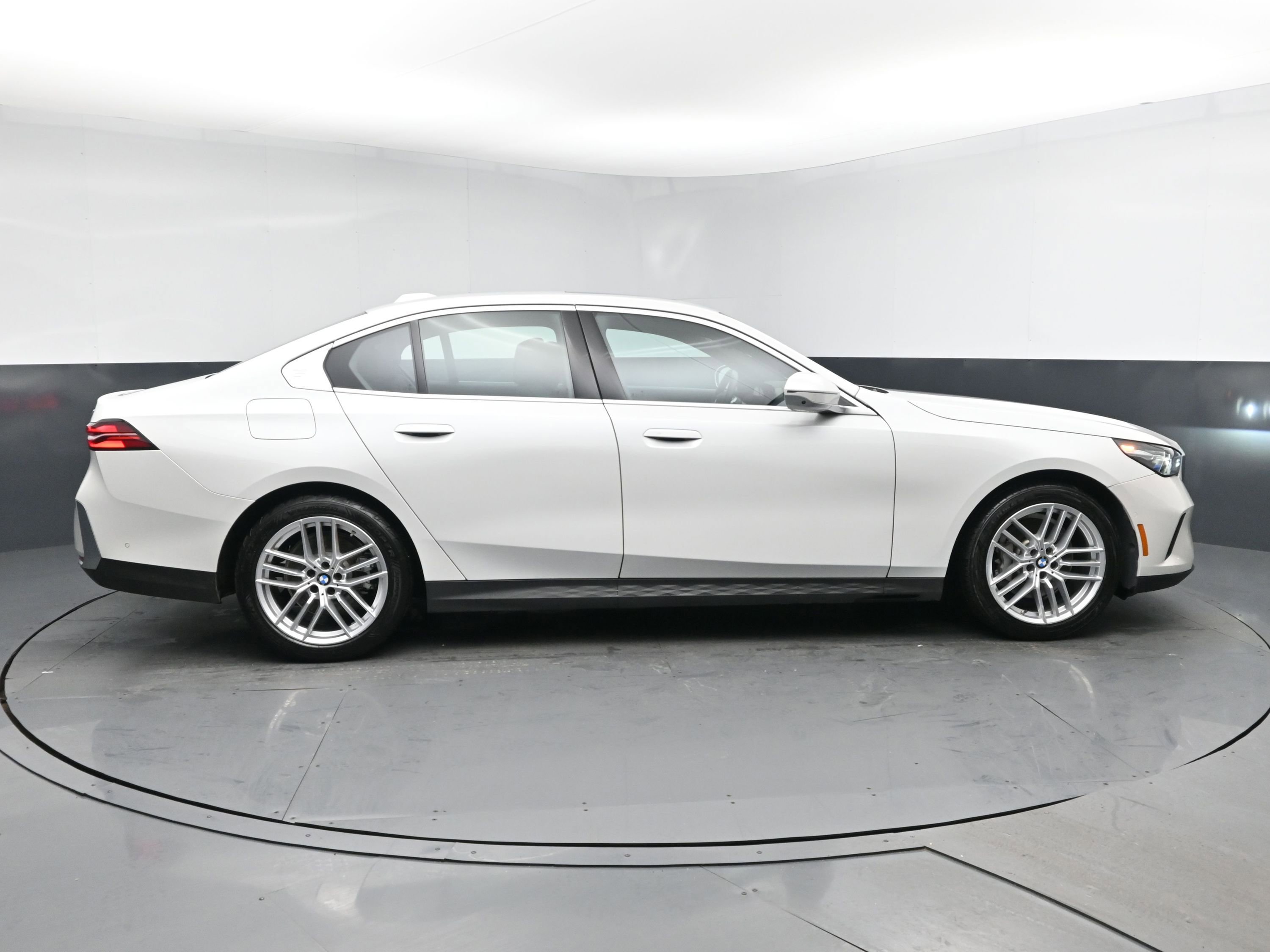 Used 2025 BMW 530i RWD image 3