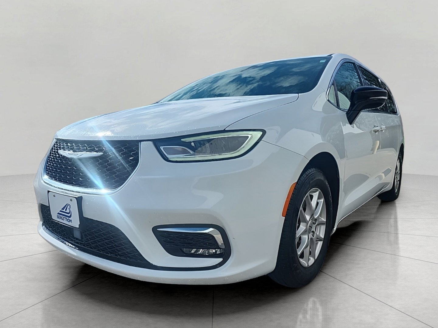 Used 2024 Chrysler Pacifica Touring-L image 1