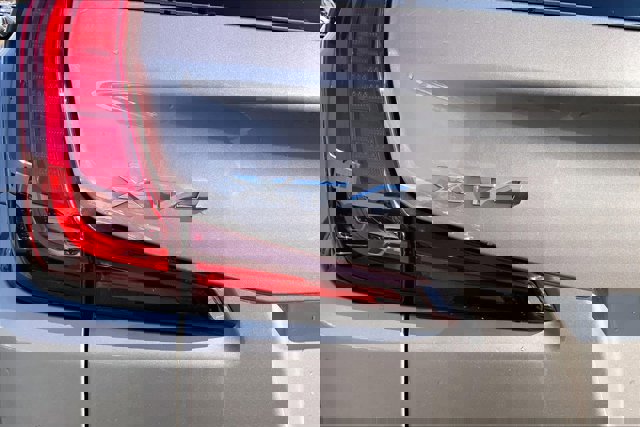 Used 2023 Cadillac XT4 Luxury w/ Cold Weather Package image 7