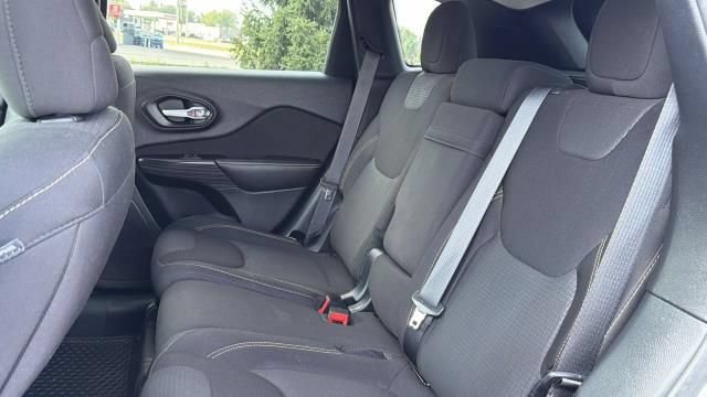 Used 2016 Jeep Cherokee Latitude w/ Cold Weather Group AWD/4WD image 23