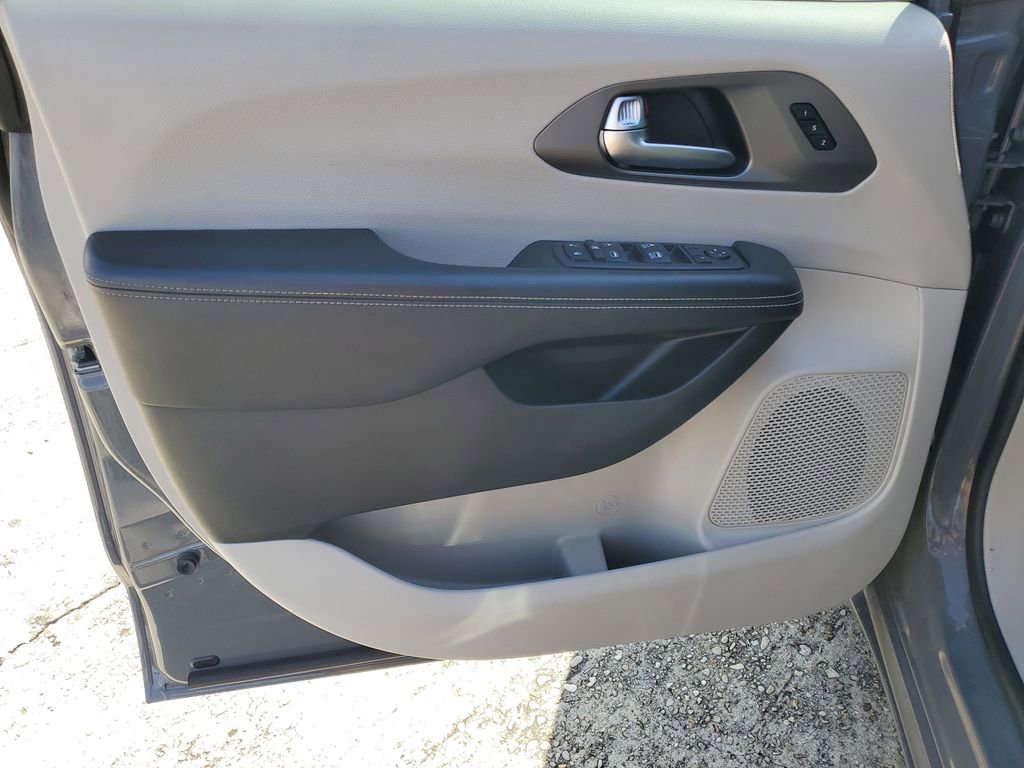 Used 2022 Chrysler Pacifica Touring-L image 8