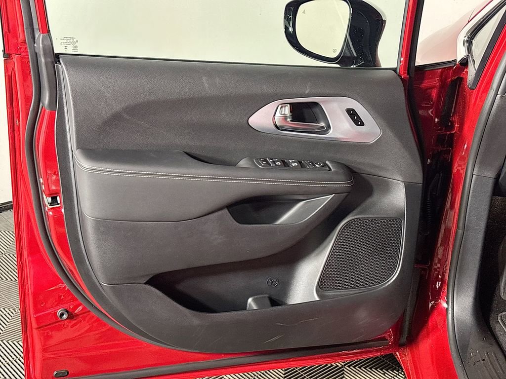 New 2026 Chrysler Pacifica Limited image 10