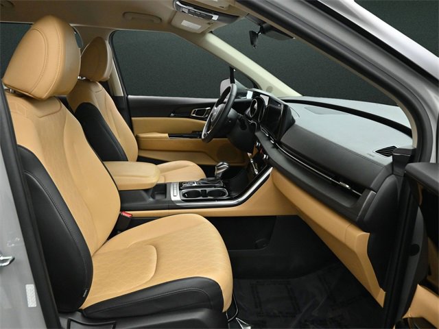 Used 2022 Kia Carnival EX image 19