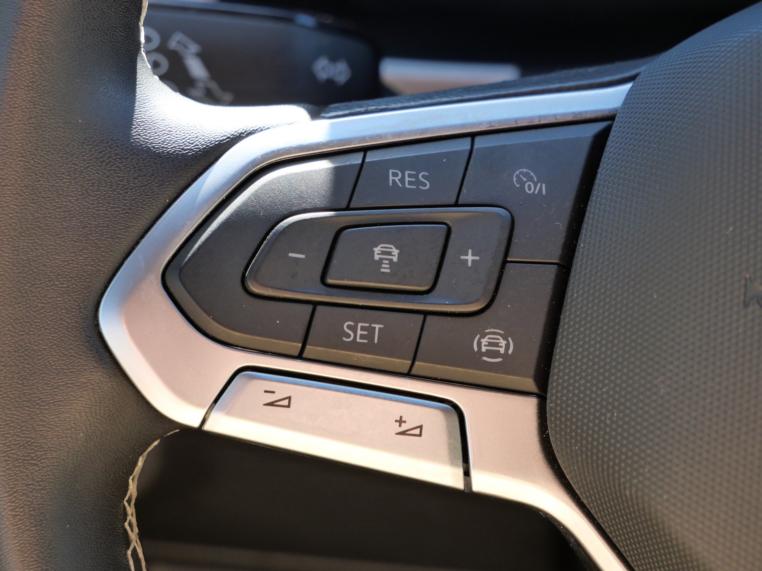 Certified 2022 Volkswagen Atlas Cross Sport SE image 32