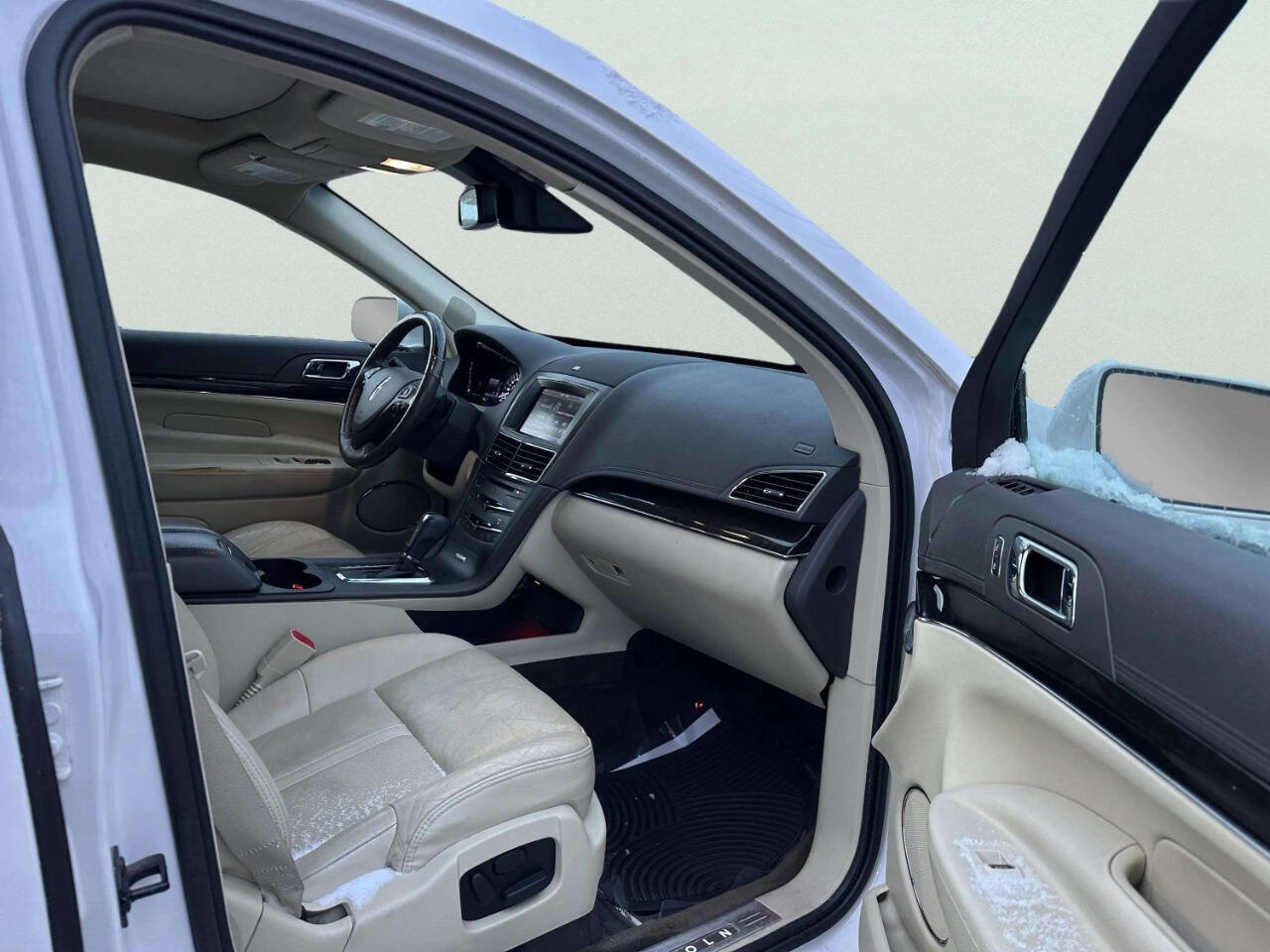 Used 2013 Lincoln MKT AWD image 21