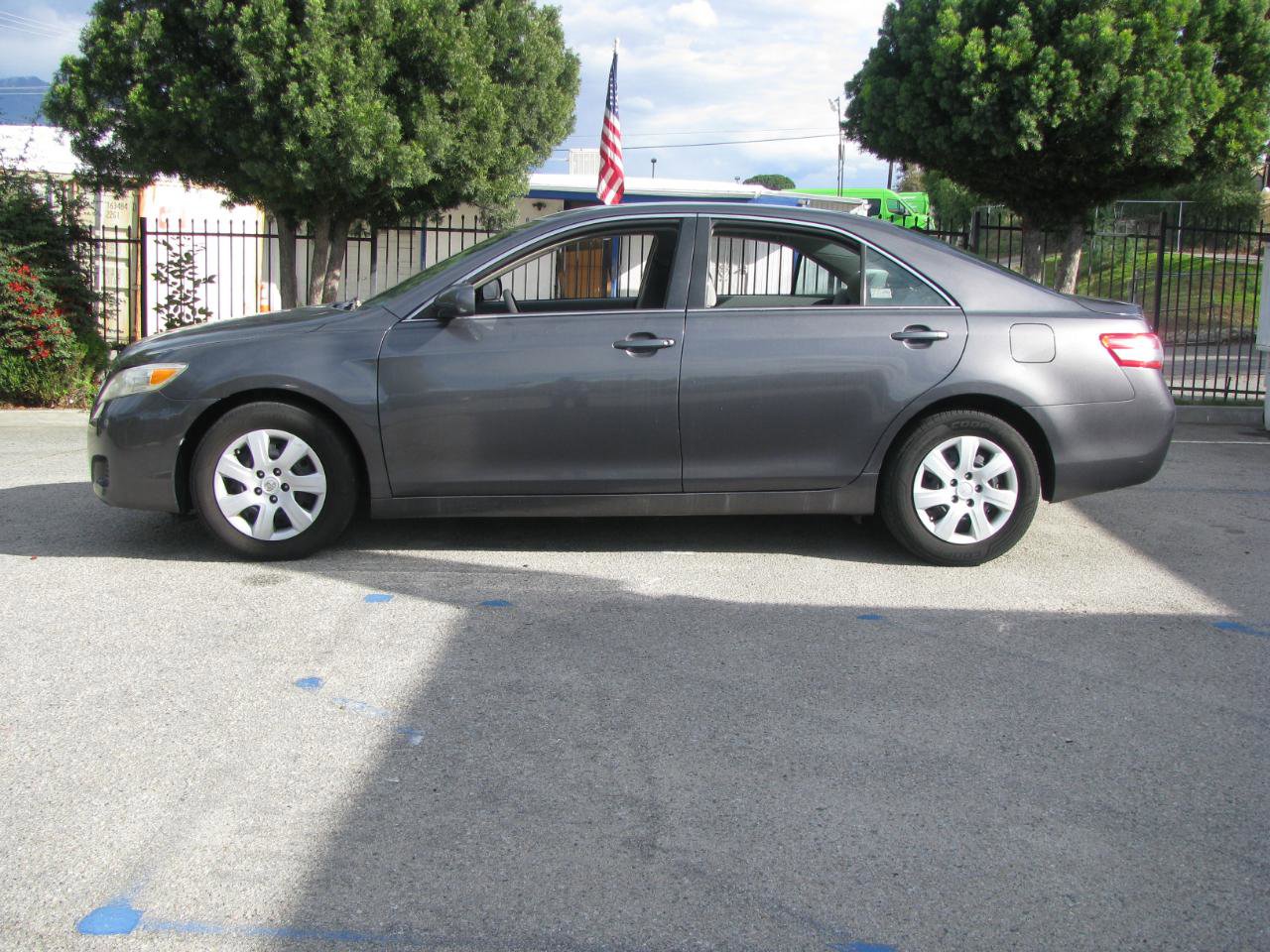 Used 2011 Toyota Camry LE image 1