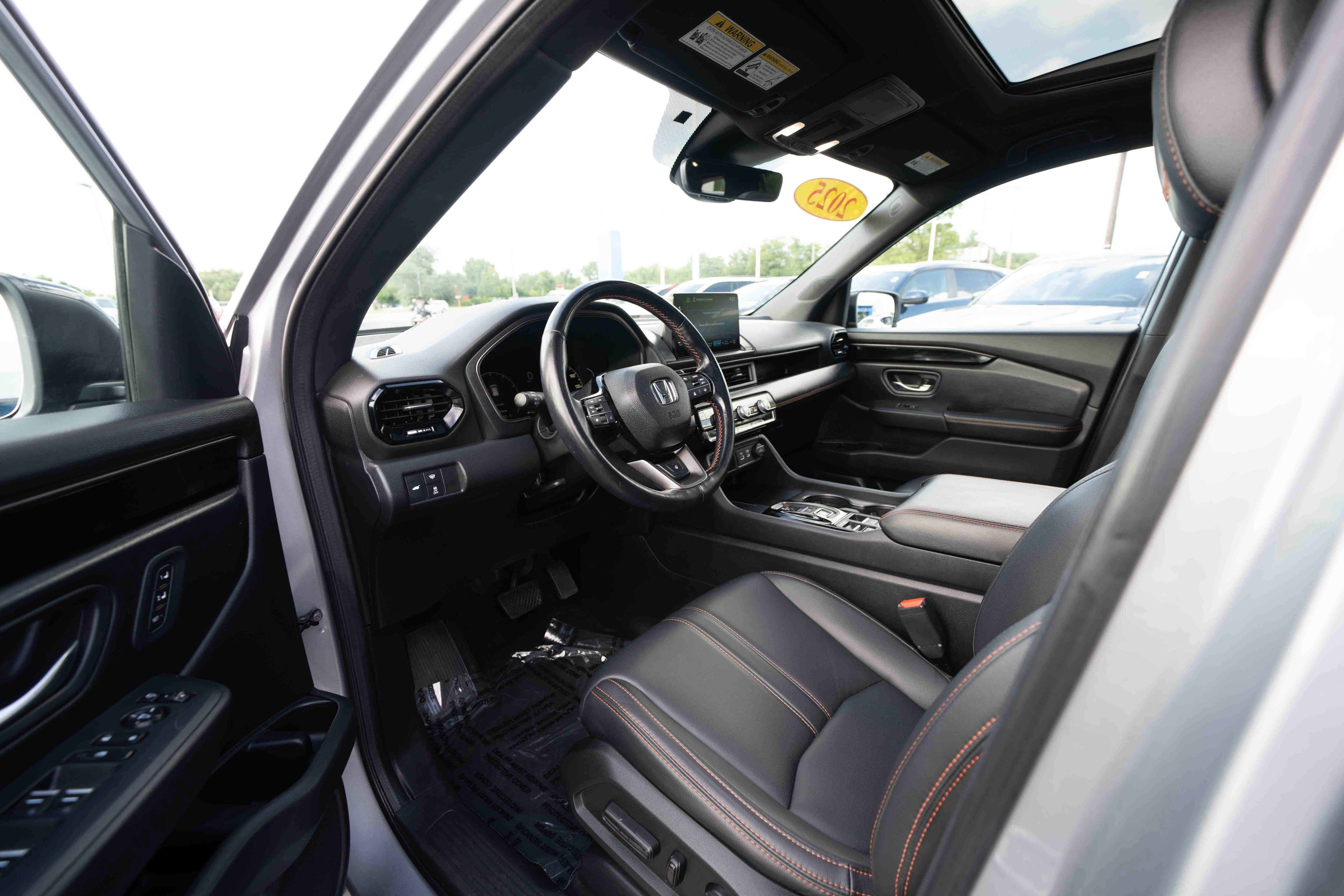Used 2025 Honda Pilot TrailSport image 8